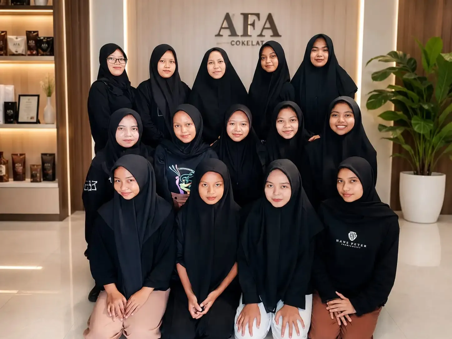 Karyawan Afa Cokelat bekerja membuat cokelat halal berkualitas