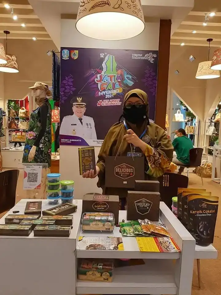 Demonstrasi produksi cokelat Chocris Afa Cokelat Jember