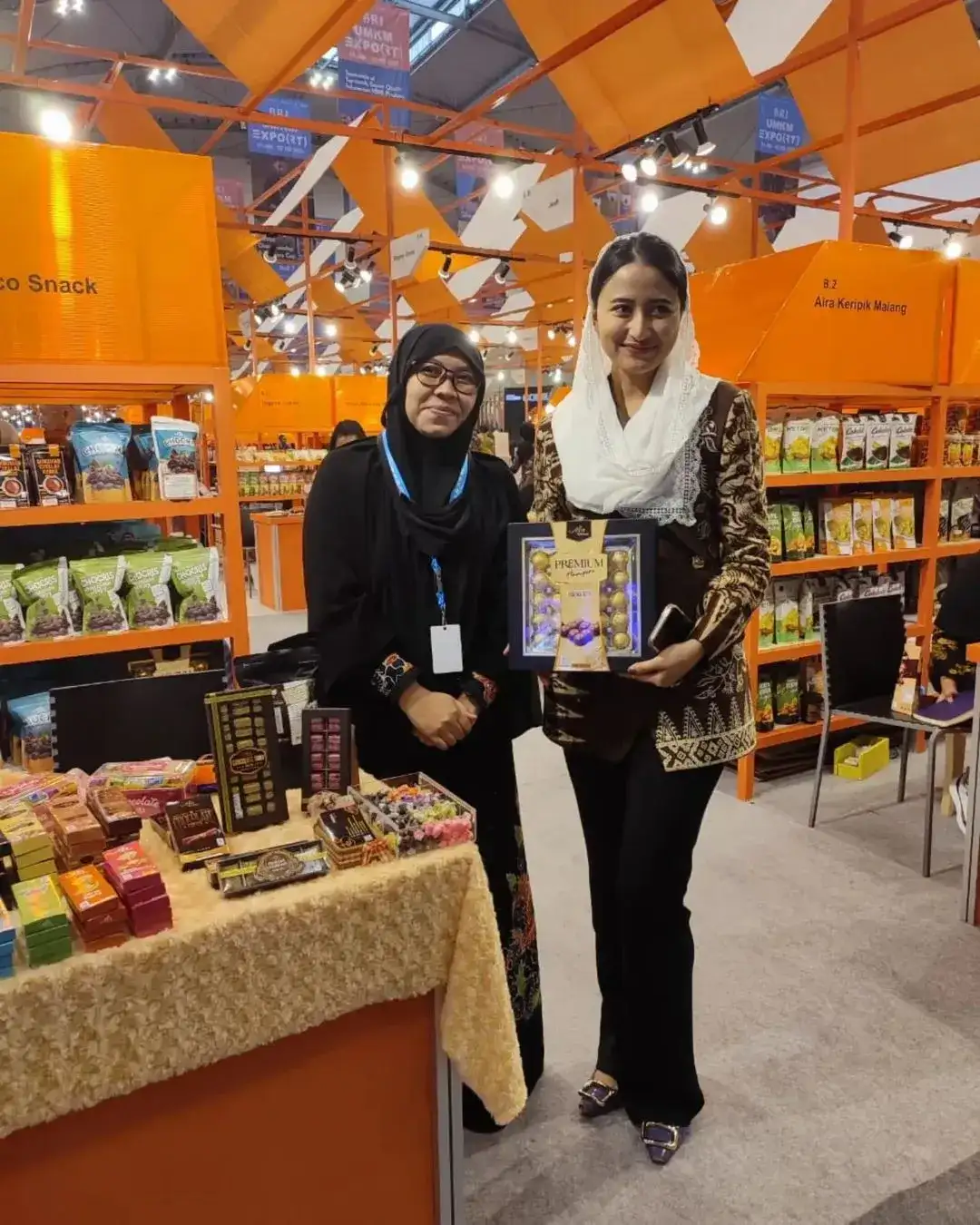 Proses pengemasan cokelat praline premium Afa Cokelat Jember